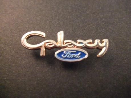 Ford Galaxy MPV zilverkleurig met logo